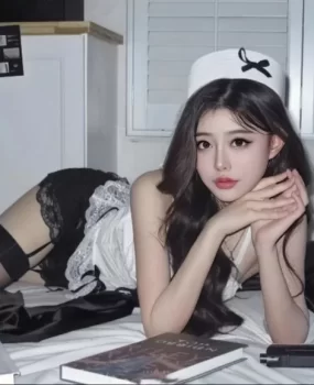 爱穿制服极具诱惑反差妹妹