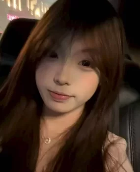 大学生，肤白貌美